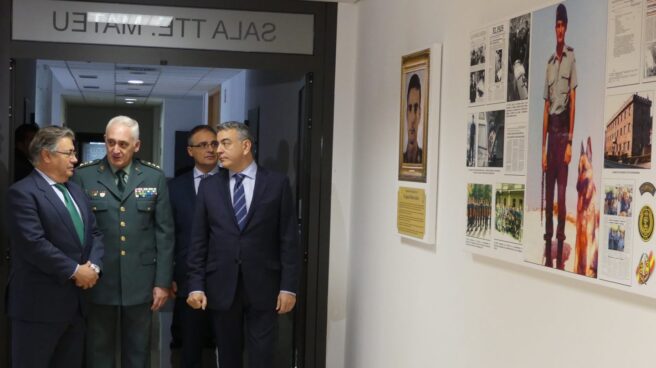 El ministro Juan Ignacio Zoido, junto al Coronel Antonio Campos Vivancos y el delegado del Gobierno en Euskadi, Javier De Andrés, en el cuartel de Intxaurrondo.