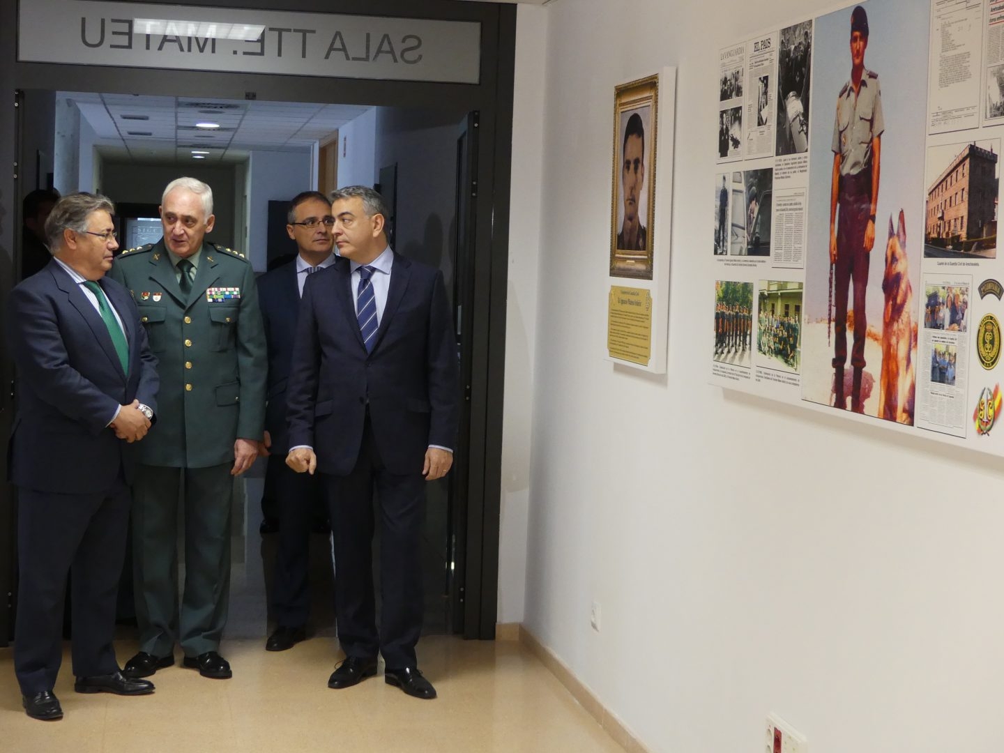 El ministro Juan Ignacio Zoido, junto al Coronel Antonio Campos Vivancos y el delegado del Gobierno en Euskadi, Javier De Andrés, en el cuartel de Intxaurrondo.