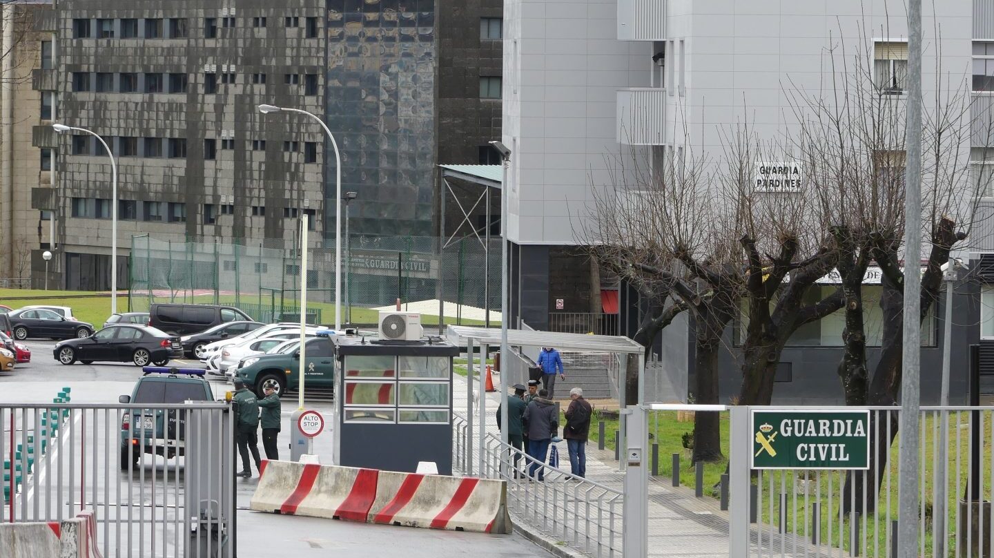 Acceso al cuartel de Intxaurrondo de la Guardia Civil en San Sebastián.