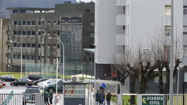 Acceso al cuartel de Intxaurrondo de la Guardia Civil en San Sebastián.