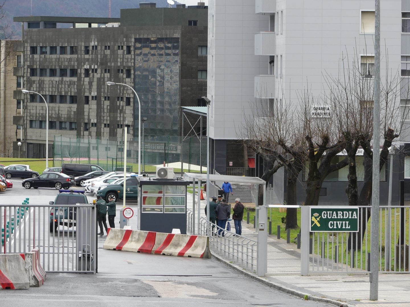 Acceso al cuartel de Intxaurrondo de la Guardia Civil en San Sebastián.