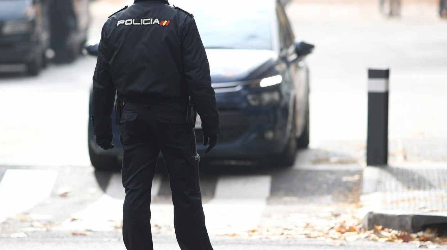 Un agente de la Policía Nacional, sin chaleco antibala en un servicio.