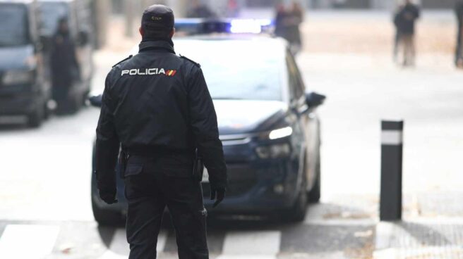 La Policía Nacional reconoce un déficit de 29.122 chalecos antibalas y 1.200 cascos antidisturbios Un agente de la Policía Nacional, sin chaleco antibala en un servicio.