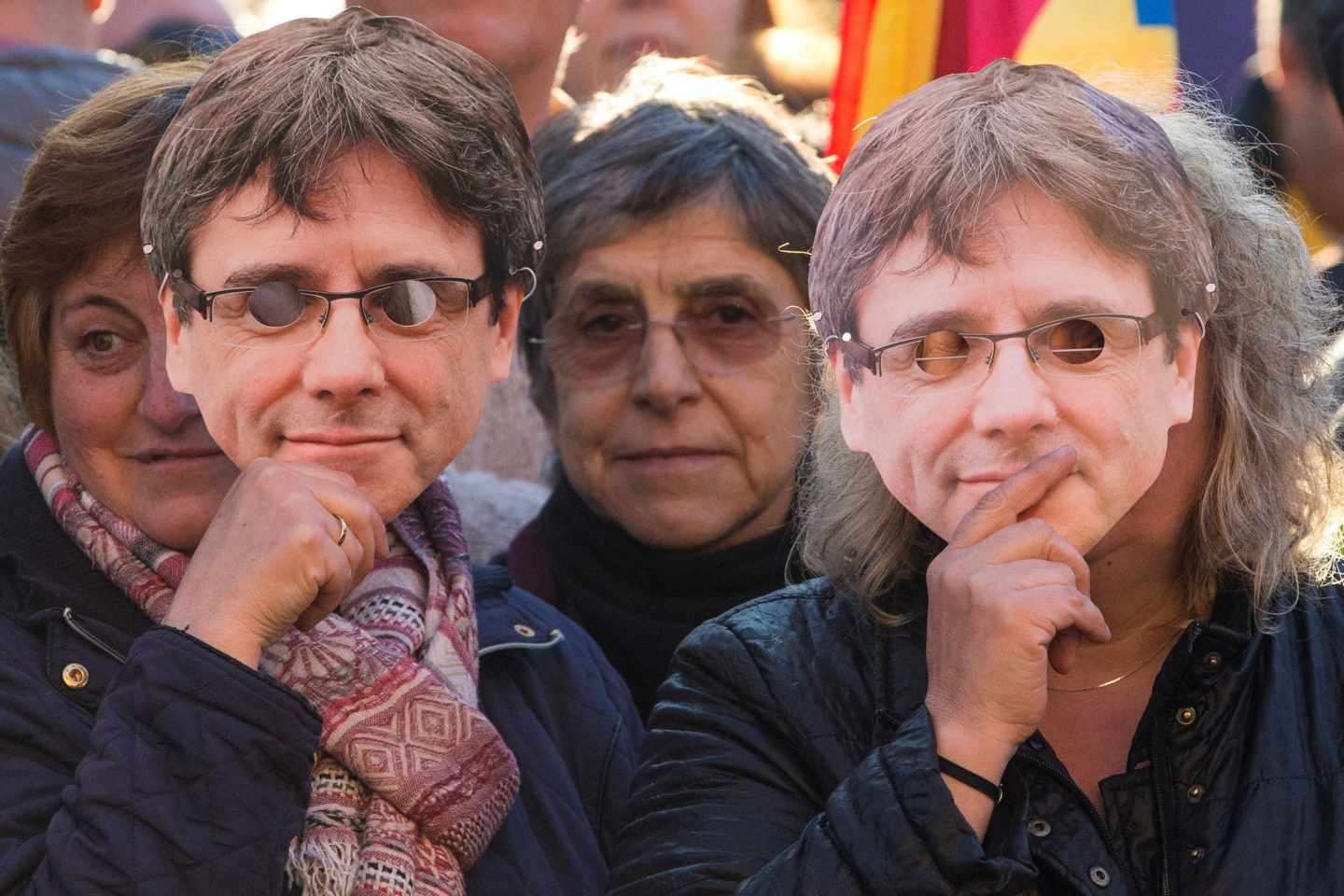 Manifestantes a las puertas del Parlament.
