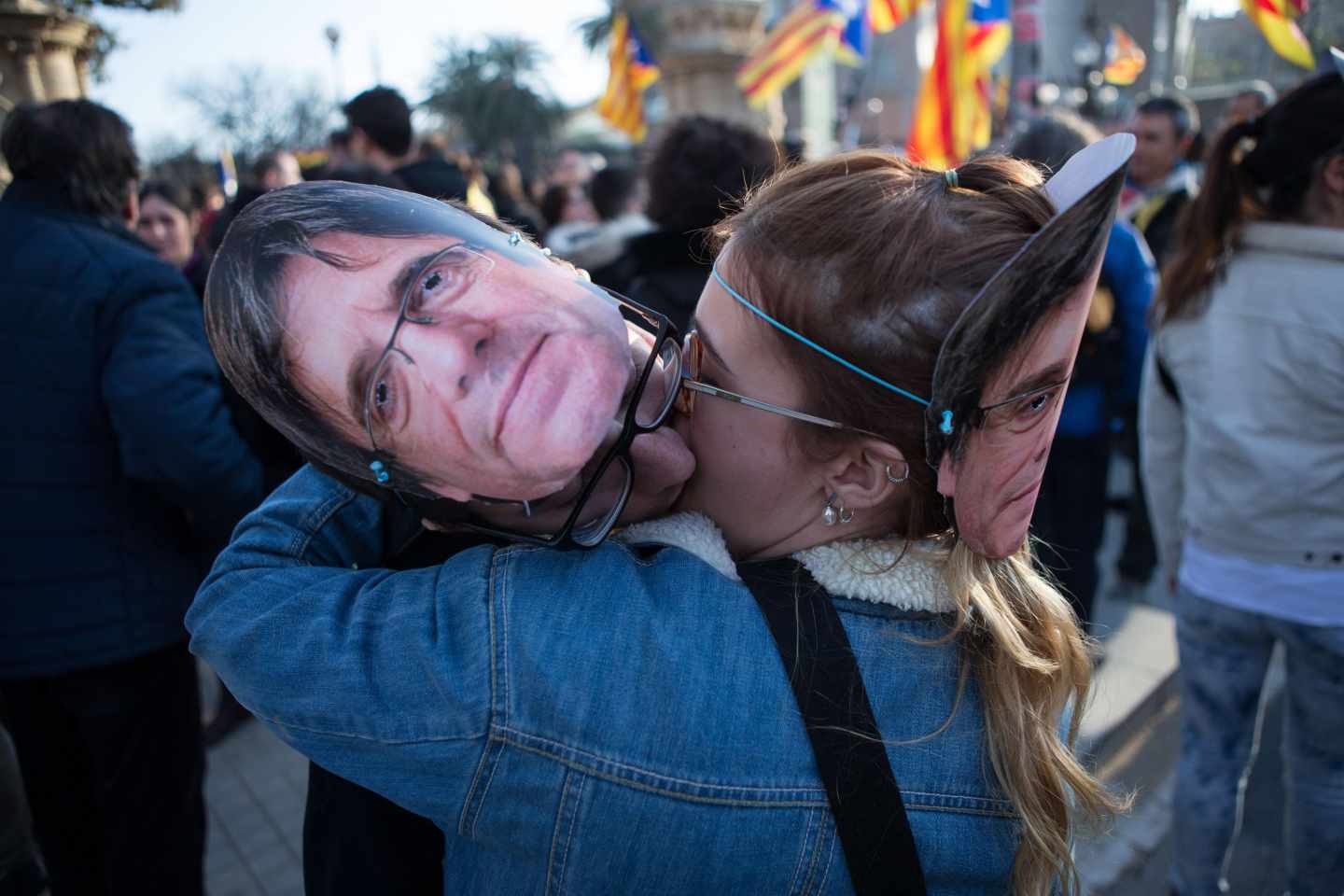 Una manifestante besa una careta de Puigdemont.