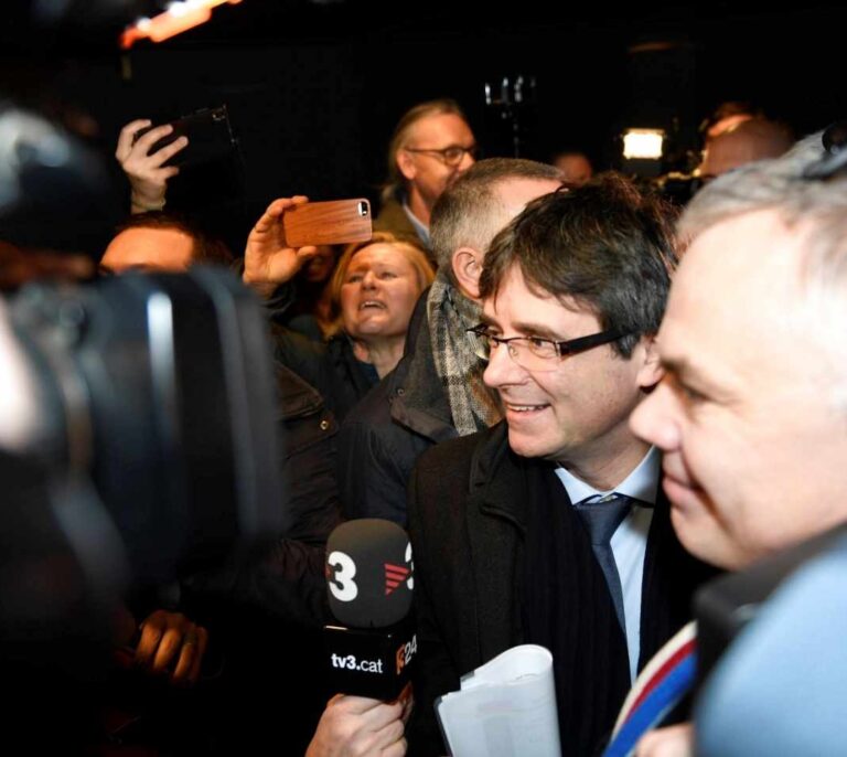 Montonera mediática en la llegada de Puigdemont al aeropuerto de Copenhague