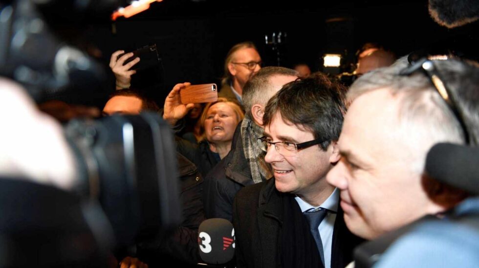 Carles Puigdemont llega al aeropuerto de Copenhague.