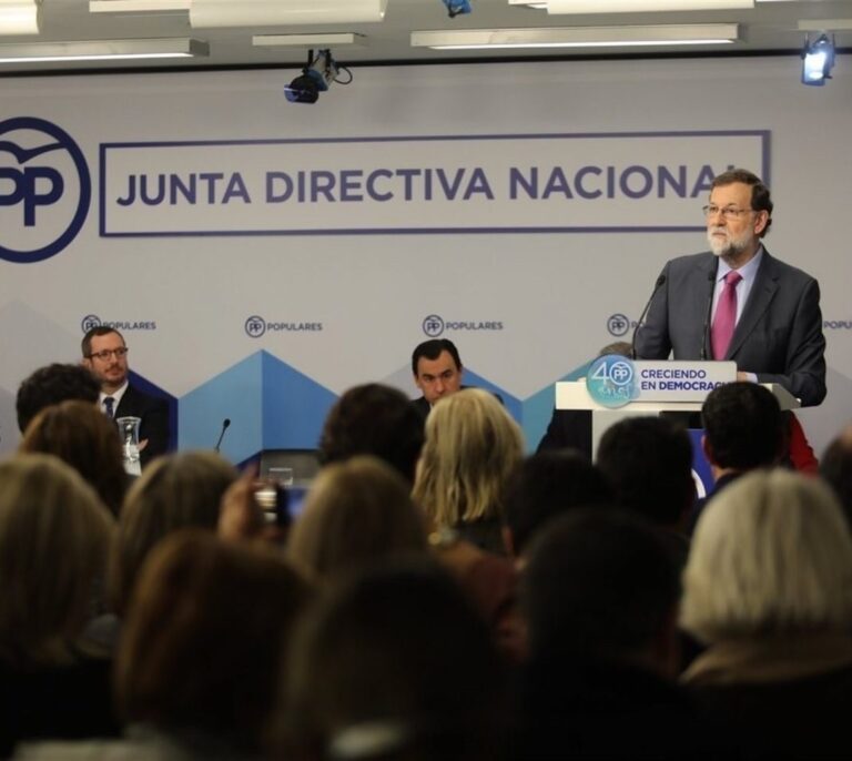 Rajoy garantiza una subida salarial superior al 1% para los funcionarios en 2018