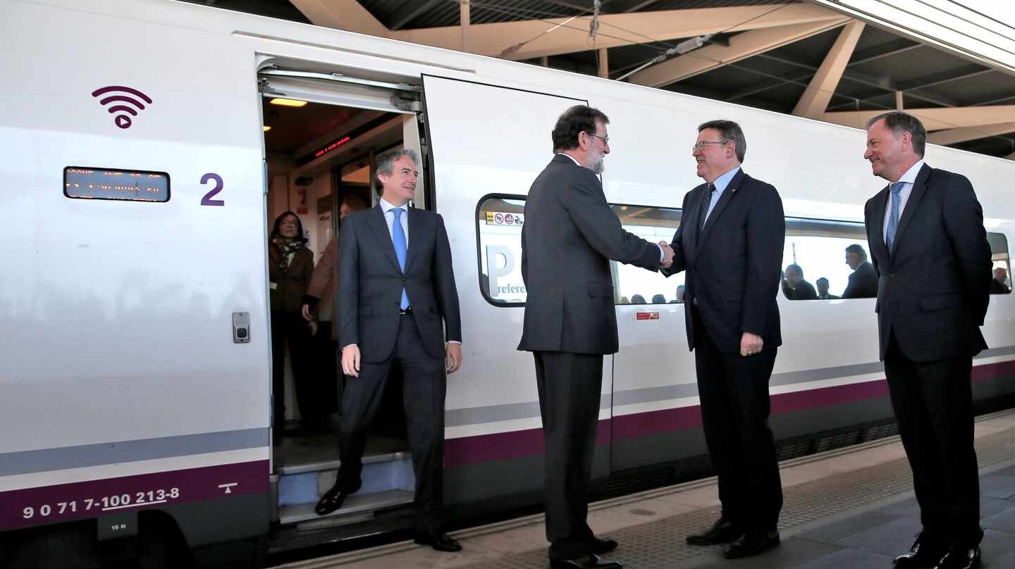 Rajoy saluda a Puig en la estación Joaquín Sorolla de Valencia.