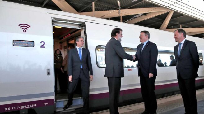 Rajoy saluda a Puig en la estación Joaquín Sorolla de Valencia.