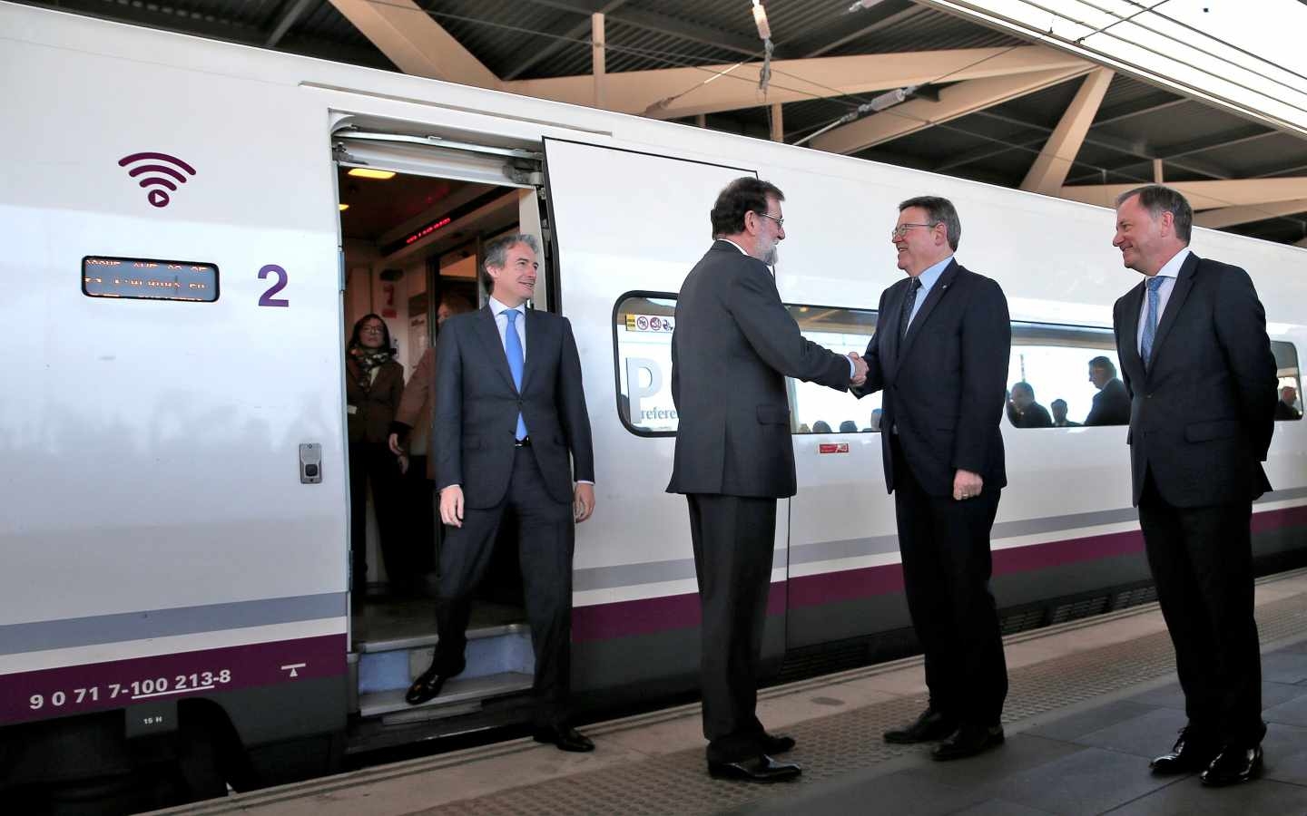 Rajoy saluda a Puig en la estación Joaquín Sorolla de Valencia.