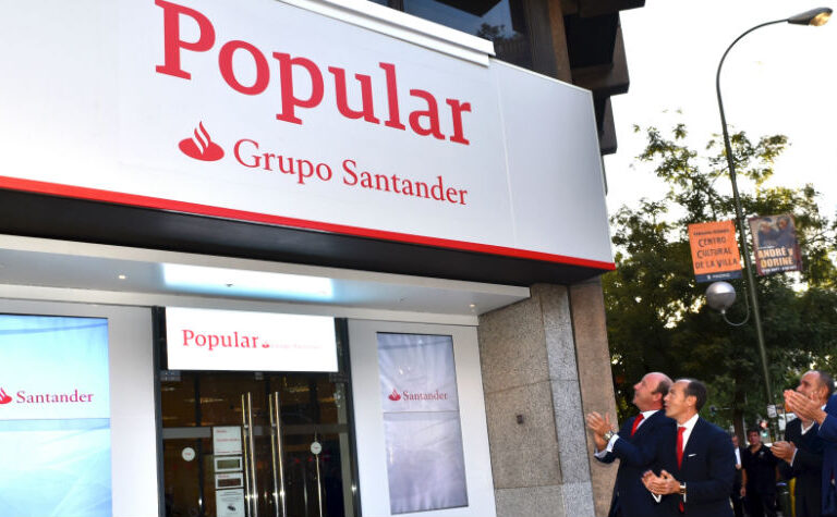Santander recupera la gestión de los cajeros y las tarjetas de Popular