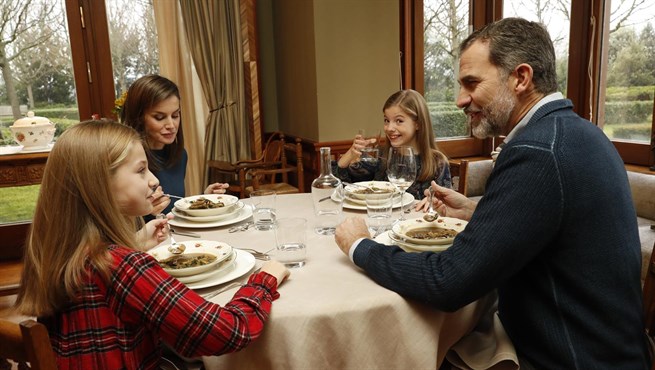 El Rey con la Reina y sus hijas en la Zarzuela.