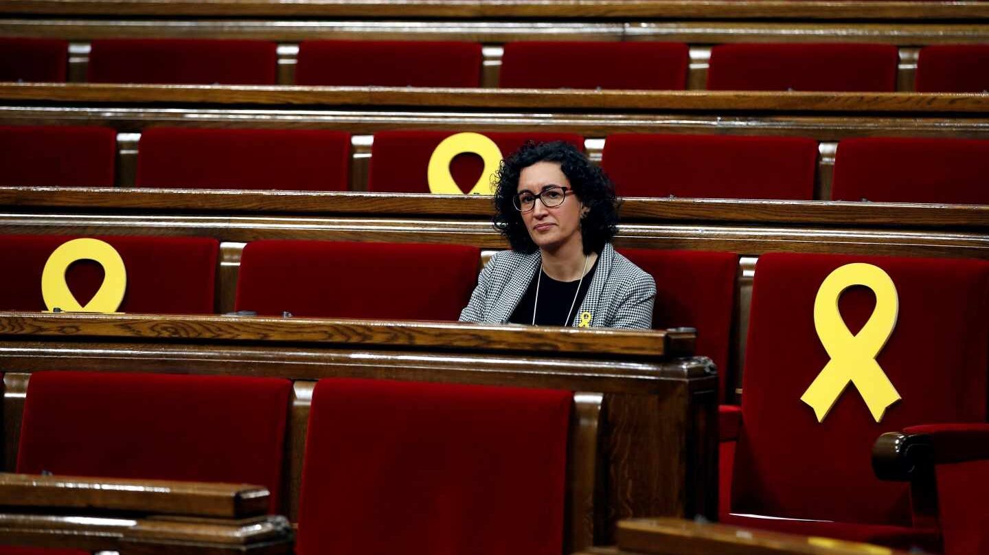 Marta Rovira, en el hemiciclo del Parlament rodeada de lazos amarillos.