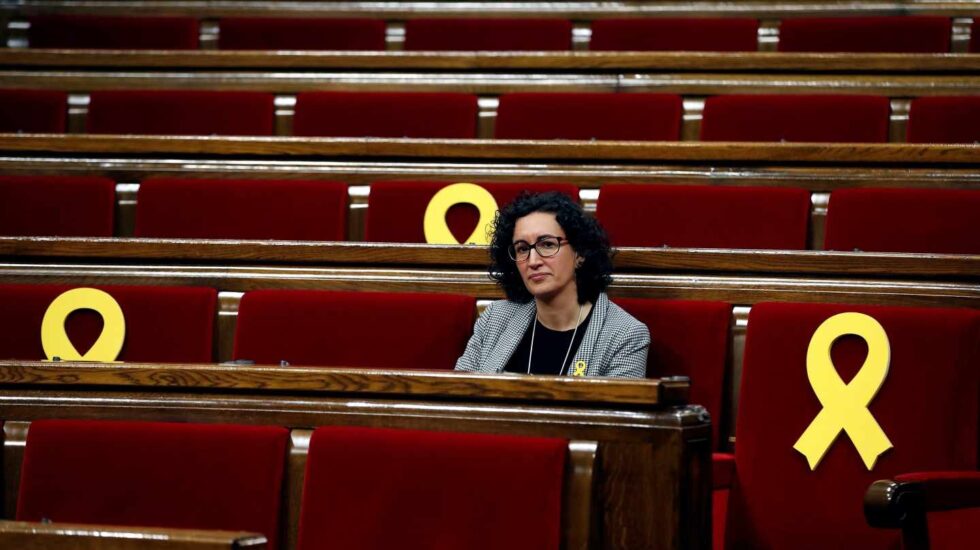 Marta Rovira, en el hemiciclo del Parlament rodeada de lazos amarillos.