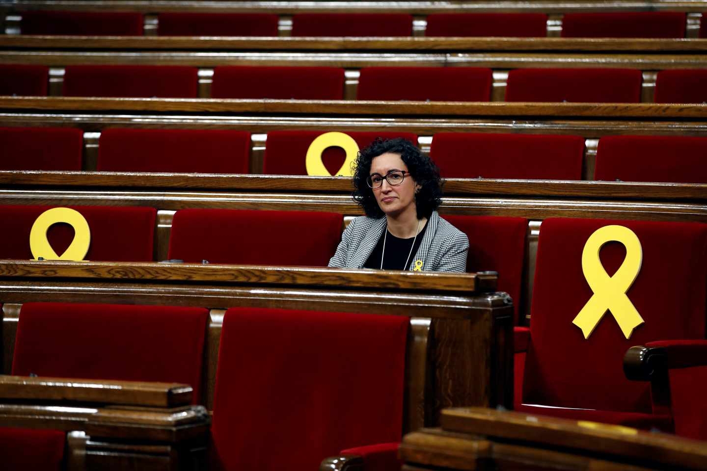 Marta Rovira, en el hemiciclo del Parlament rodeada de lazos amarillos.