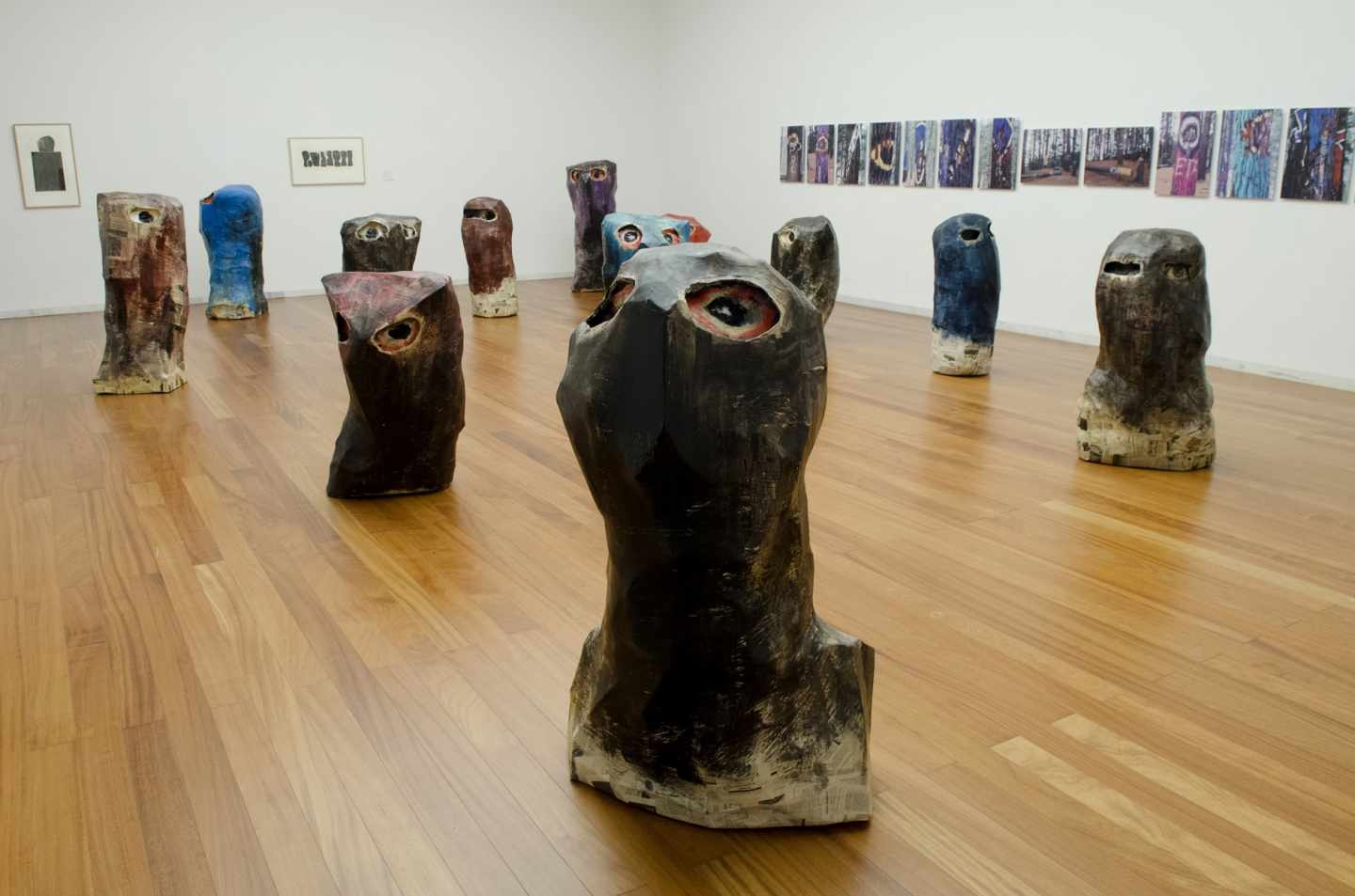 Esculturas de 'encapuchados' obra de Agustín Ibarrola expuestas en la sala Axular 'Zentsurak'