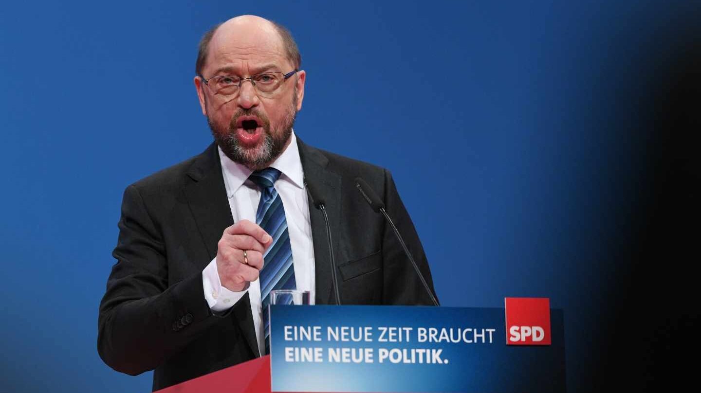 Martin Schulz, líder del SPD,se dirige a los socialdemócratas en el congreso de Bonn.