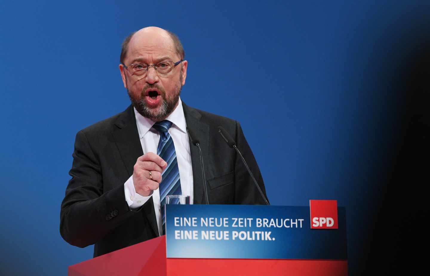 Martin Schulz, líder del SPD,se dirige a los socialdemócratas en el congreso de Bonn.