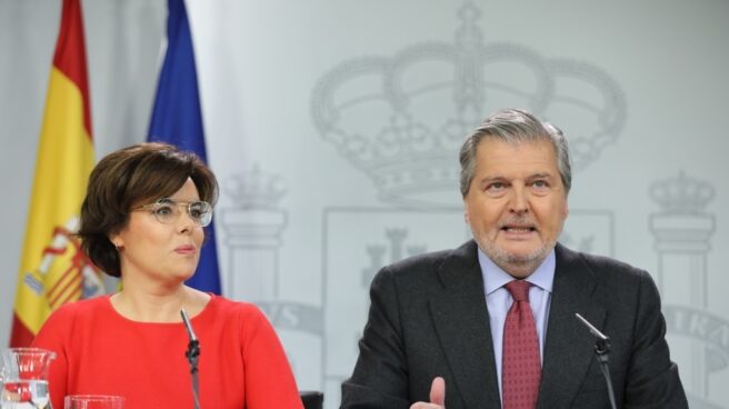 Soraya Sáenz de Santamaría e Iñigo Méndez de Vigo, en la rueda de prensa del Consejo de Ministros.