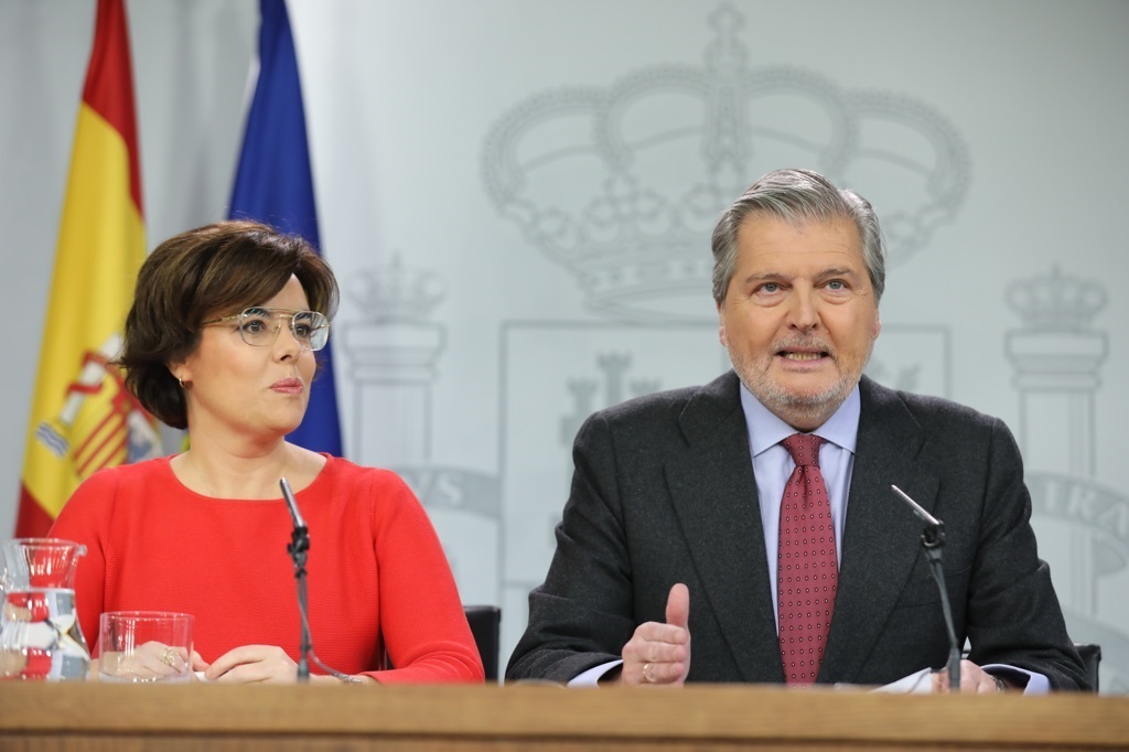 Soraya Sáenz de Santamaría e Iñigo Méndez de Vigo, en la rueda de prensa del Consejo de Ministros.