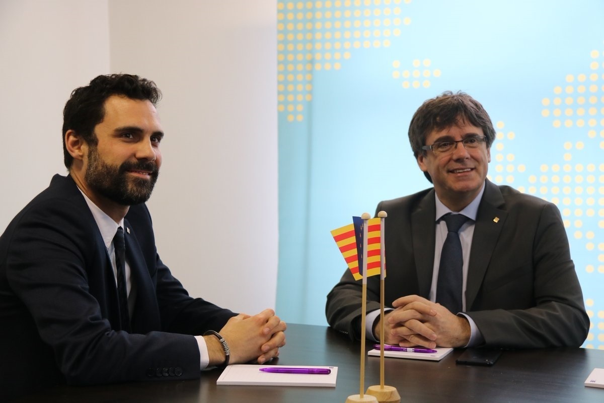 El presidente del 'Parlament', Roger Torrent y Carles Puigdemont, el pasado lunes en Bruselas (Bélgica).