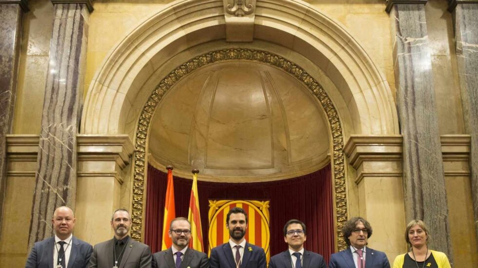 Roger Torrent, junto a los nuevos miembros de la Mesa del Parlament.