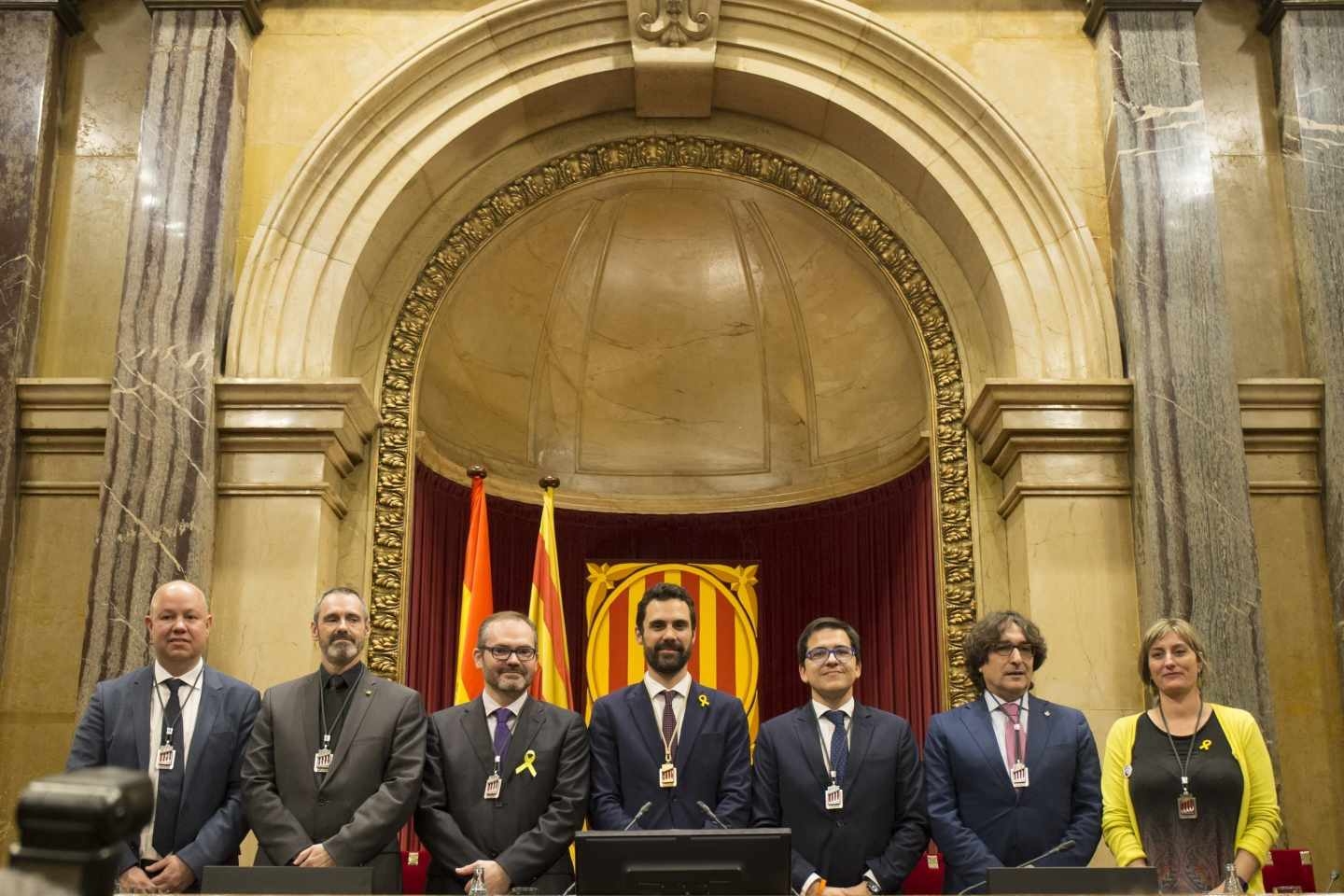 Roger Torrent, junto a los nuevos miembros de la Mesa del Parlament.