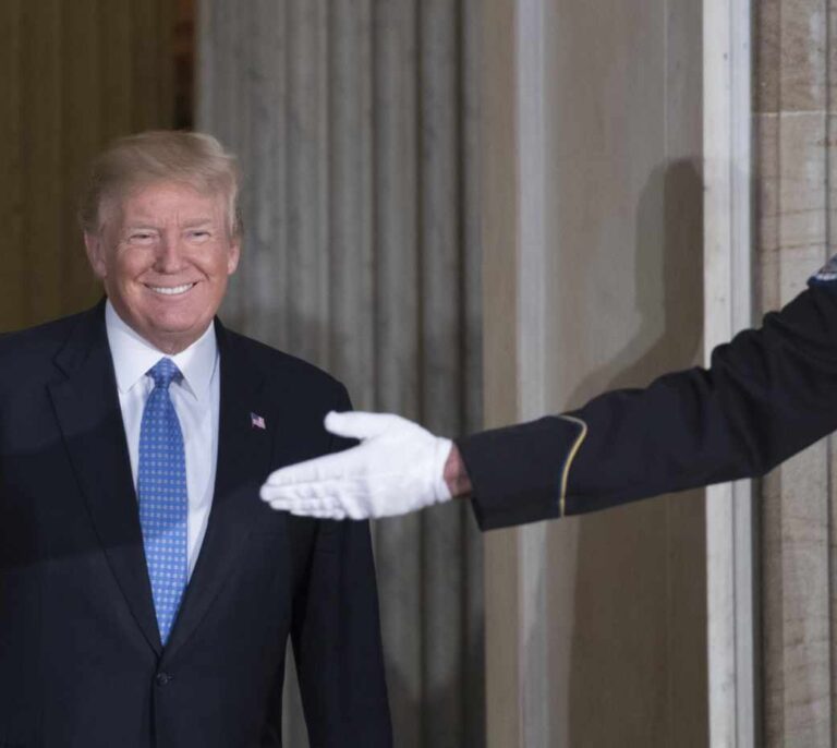 Trump celebra la vuelta de capitales de Apple por el "recorte de impuestos"