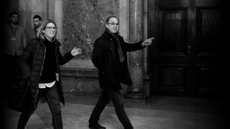 Elsa Artadi y Jordi Turull en los pasillos del Parlament.