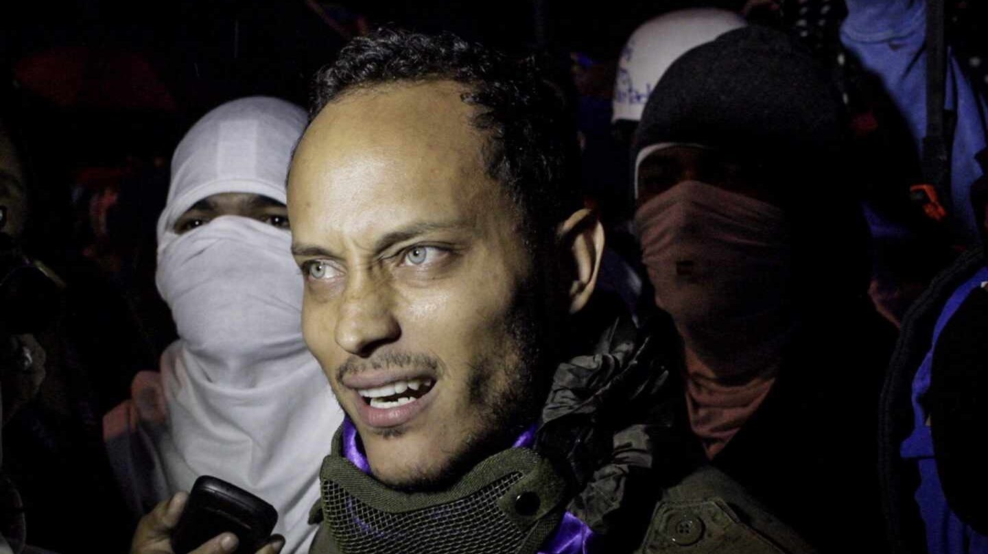 El piloto rebelde, Oscar Perez, en una marcha nocturna en Caracas.