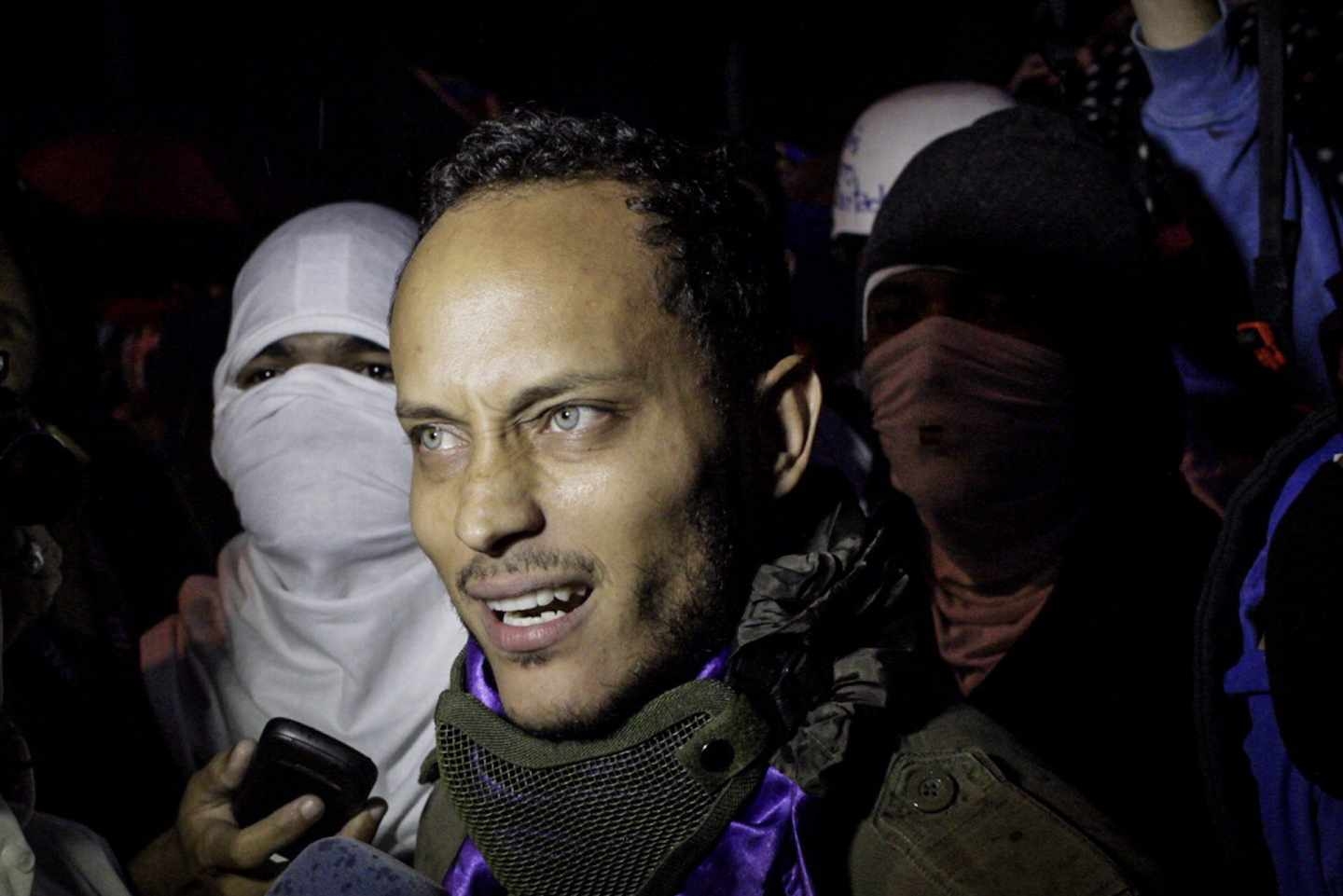 El piloto rebelde, Oscar Perez, en una marcha nocturna en Caracas.