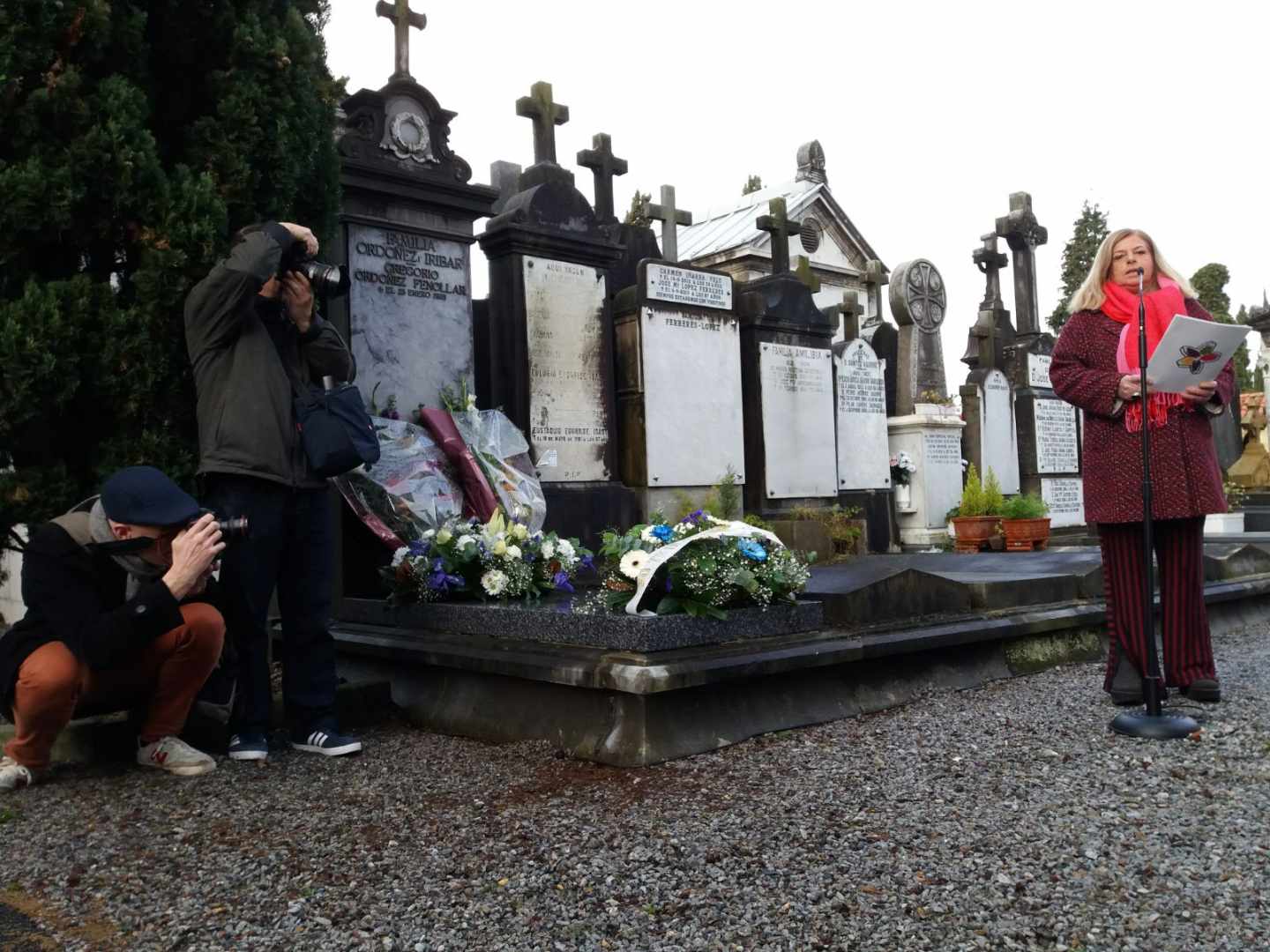 La hermana de Gregorio Ordóñez, Consuelo, durante el responso celebrado ante la tumba de su hermano.