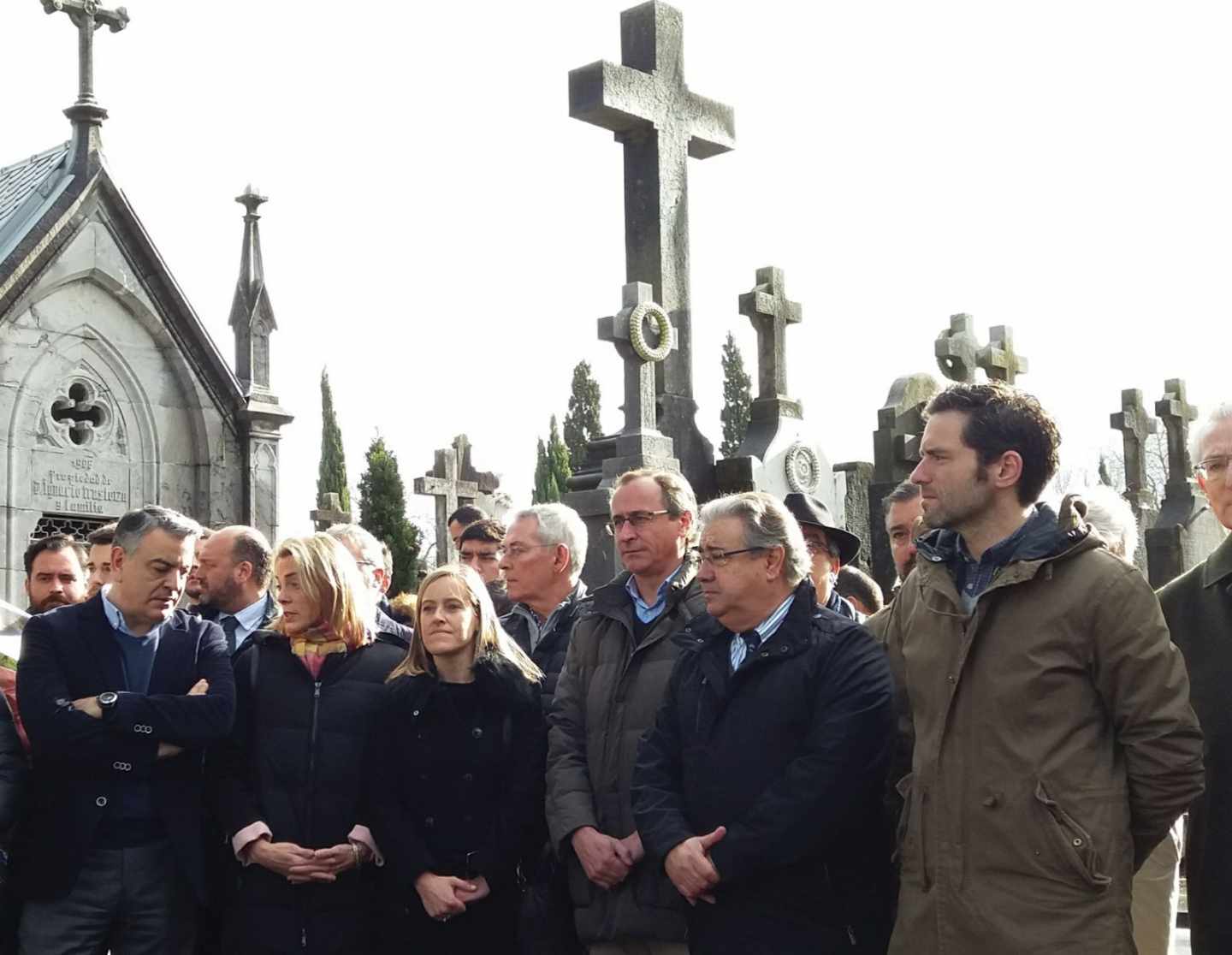 El ministro del Interior, Juan Ignacio Zoido, en San Sebastián con dirigentes del PP vasco como Alfonso Alonso o Borja Sémper.