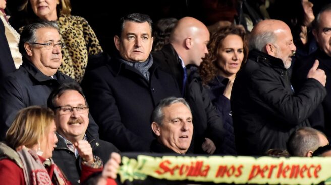 La 'gestión' del gran atasco: el ministro Zoido en el fútbol y el director de la DGT, en Sevilla