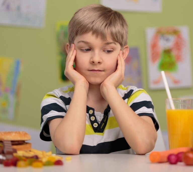 ¿Otra vez espinacas? La persistencia en la alimentación de los niños tiene premio