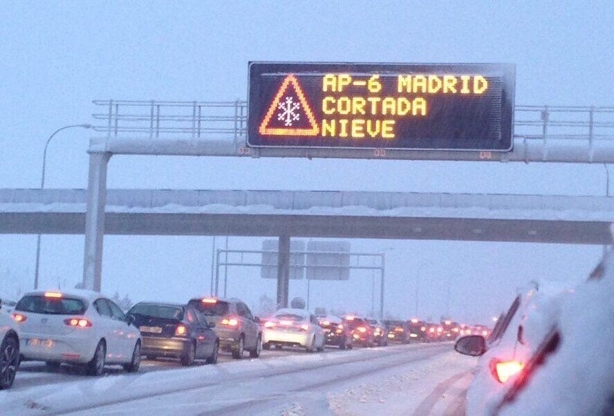 Cortes de circulación en la autopista AP-6 por la gran nevada de Reyes.