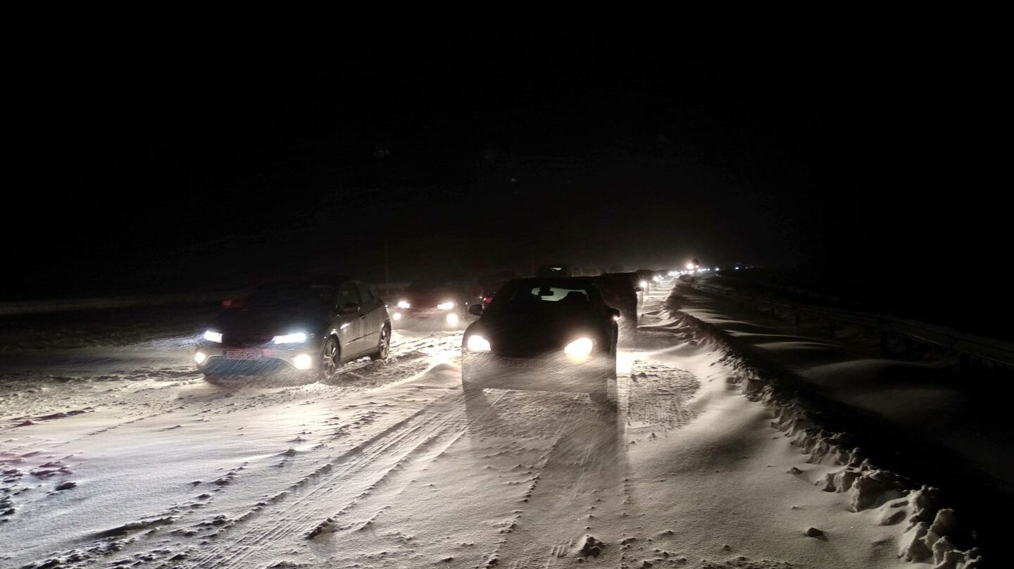 Atasco en la autopista AP-6, de Iberpistas, por una gran nevada.