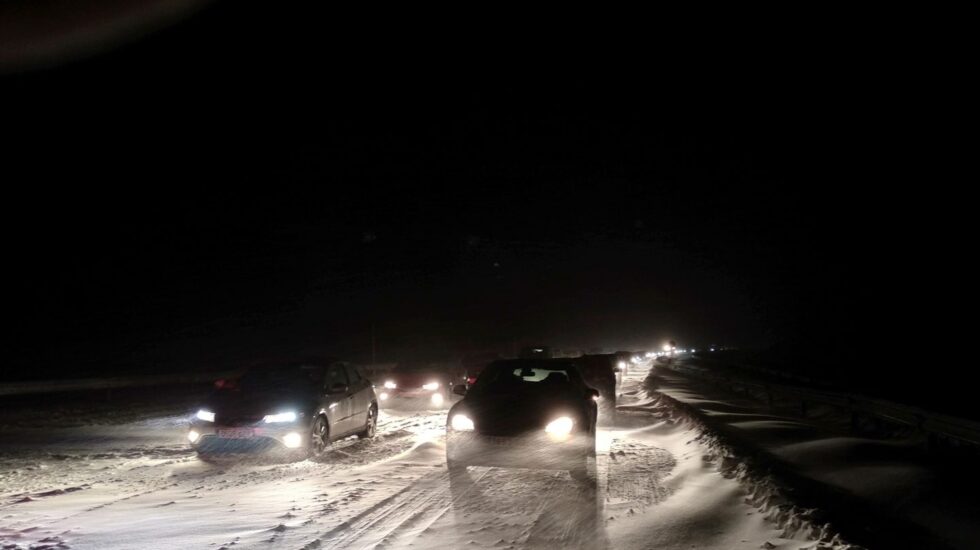 Atasco en la autopista AP-6, de Iberpistas, por una gran nevada.