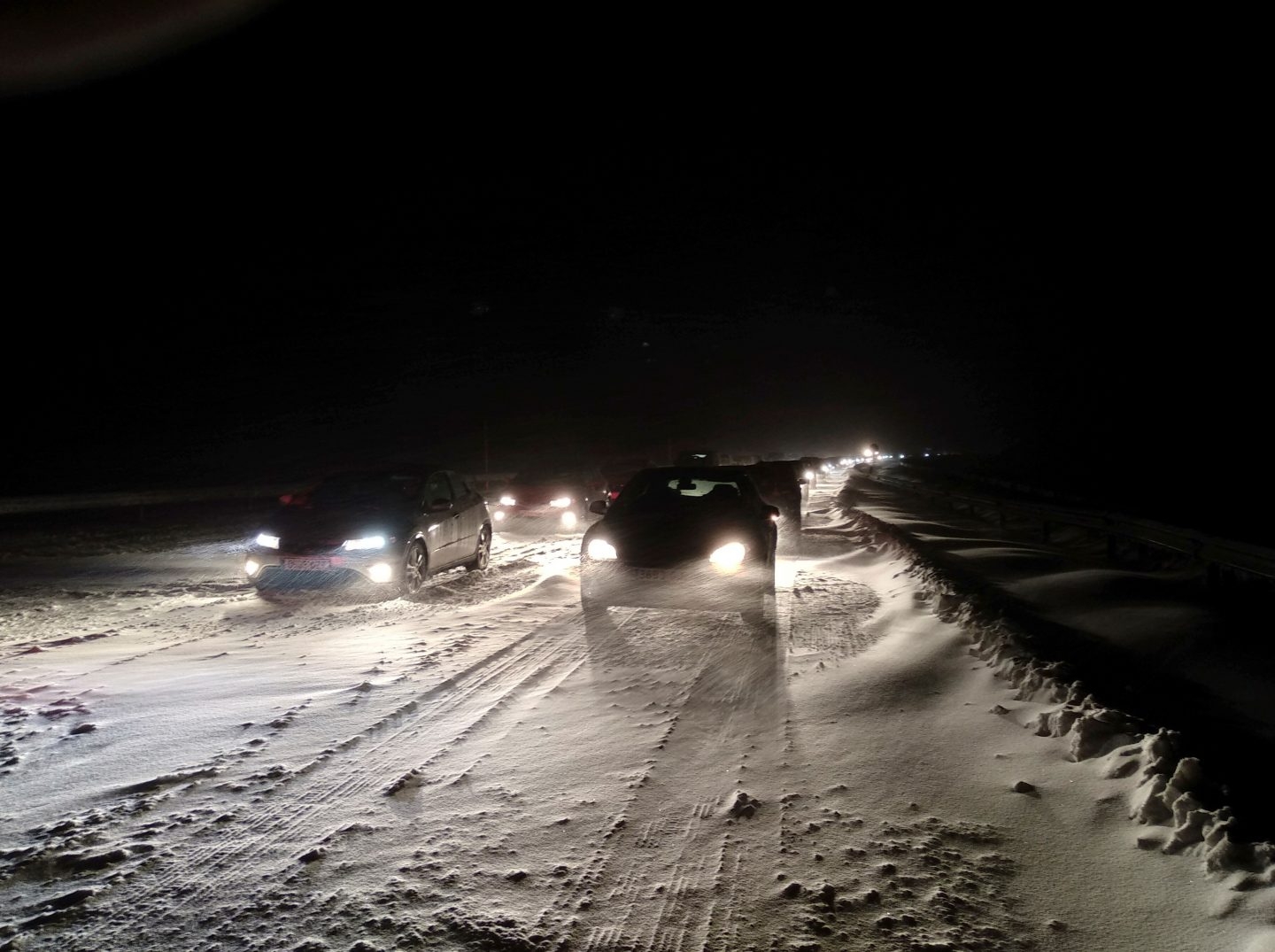 Atasco en la autopista AP-6, de Iberpistas, por una gran nevada.