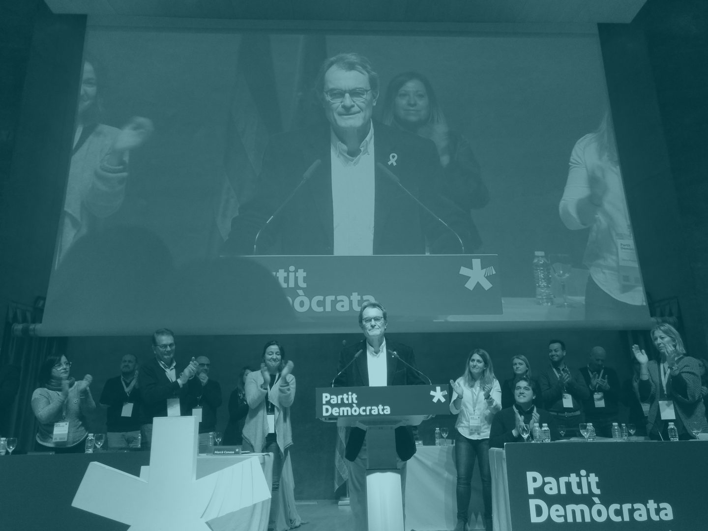 El ex presidente del PDeCAT, Artur Mas, se despide del consell nacional de la formación.