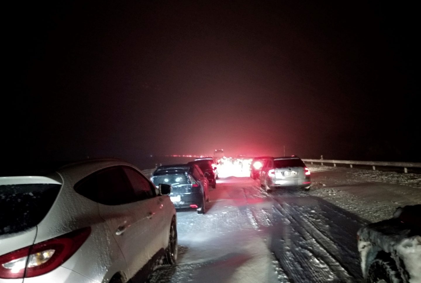 La AP-6 entre el kilómetro 42 y el 80, entre los municipios de San Rafael y Villacastín, la noche del atasco.