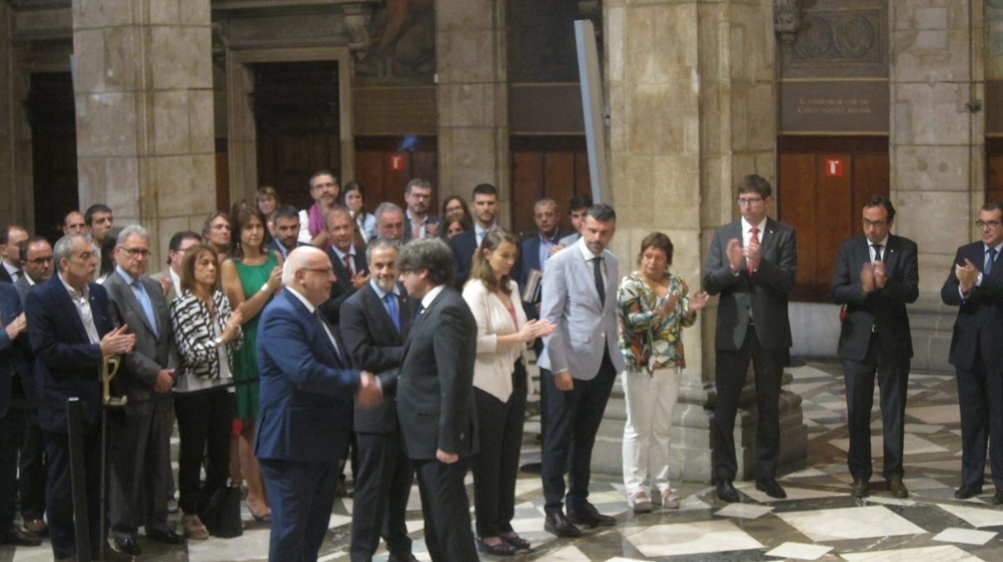 Puigdemont despide a Baiget tras su cese como conseller, en julio de 2017.