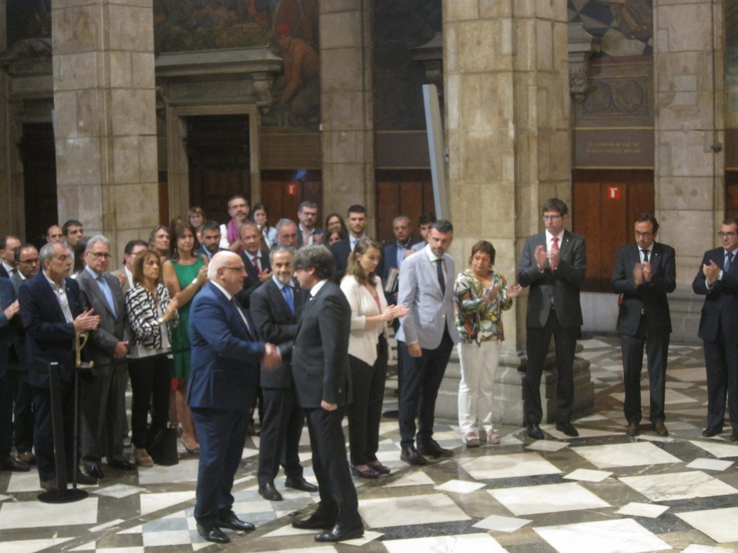 Puigdemont despide a Baiget tras su cese como conseller, en julio de 2017.