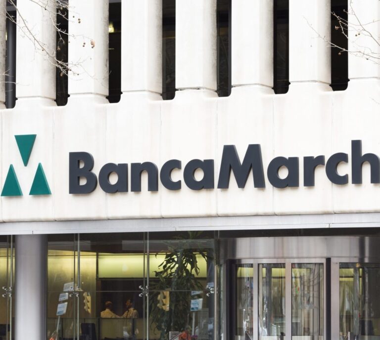 La fuga de banqueros privados sigue en March con salidas en País Vasco y Cataluña