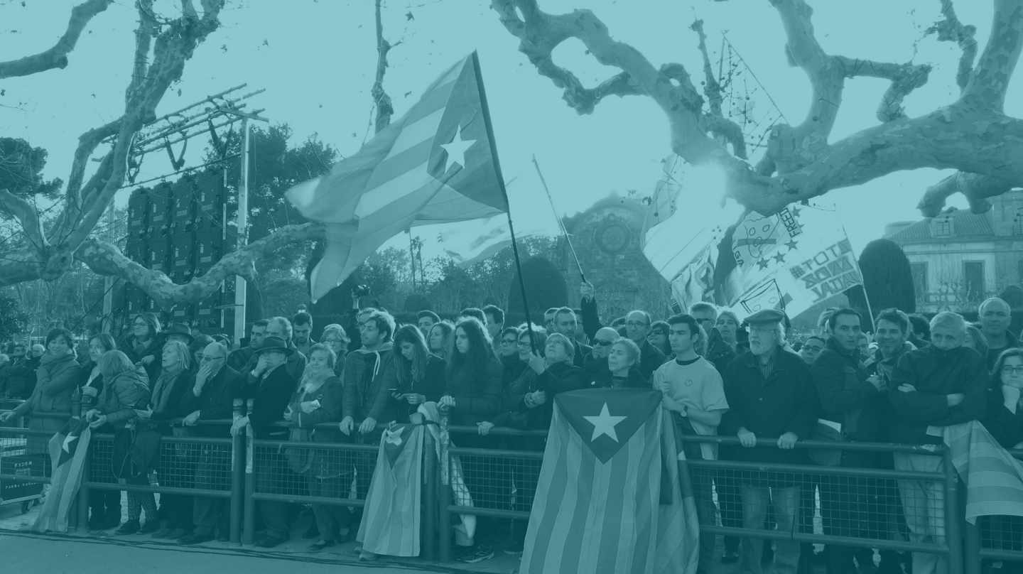 Manifestantes a la puerta del Parlament.