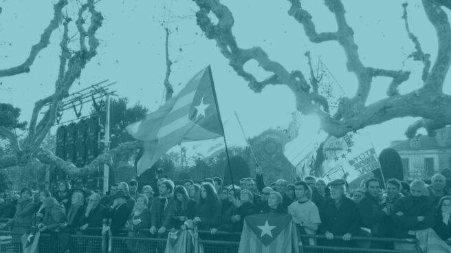 Manifestantes a la puerta del Parlament.