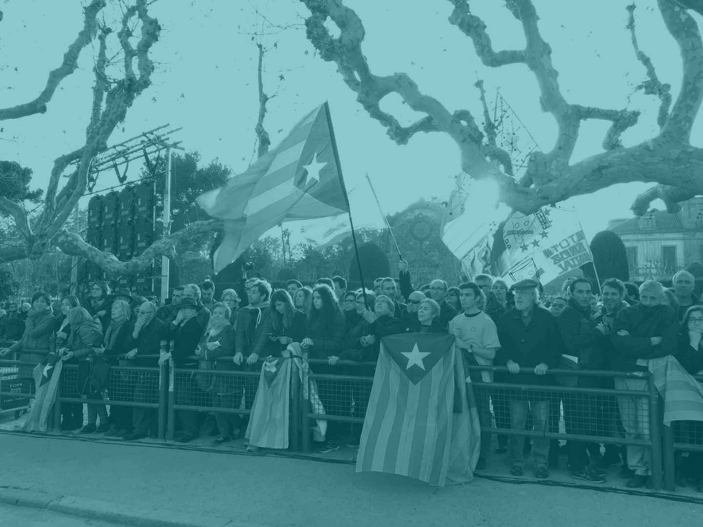 Manifestantes a la puerta del Parlament.