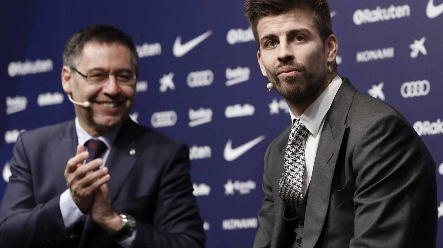 Gerard Piqué, junto al presidente del FC Barcelona Josep Maria Bartomeu, durante el acto de su renovación.