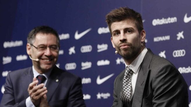 bartomeu_pique_elecciones_21d Gerard Piqué, junto al presidente del FC Barcelona Josep Maria Bartomeu, durante el acto de su renovación.